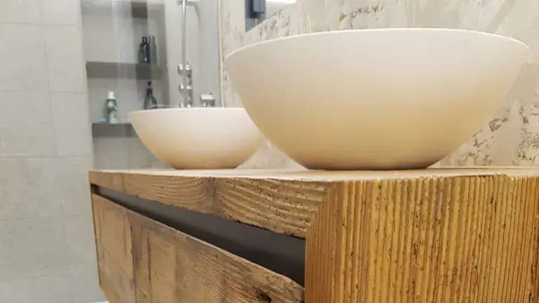 Altholzmöbel mit Schubladen