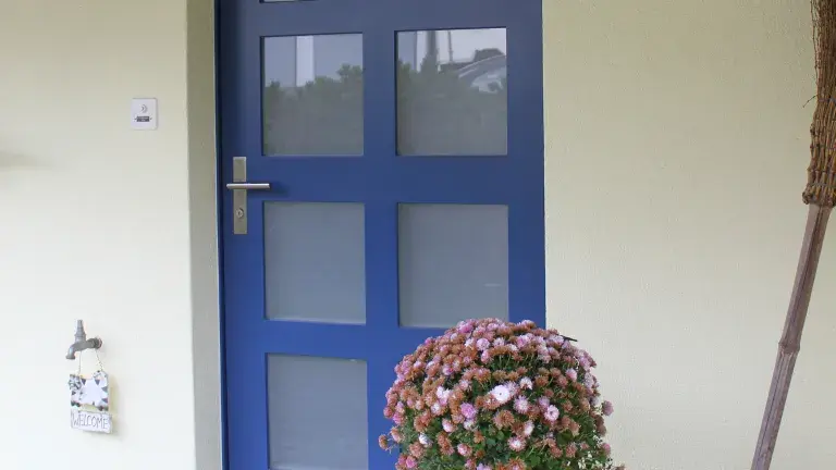 blaue Hauseingangstüre