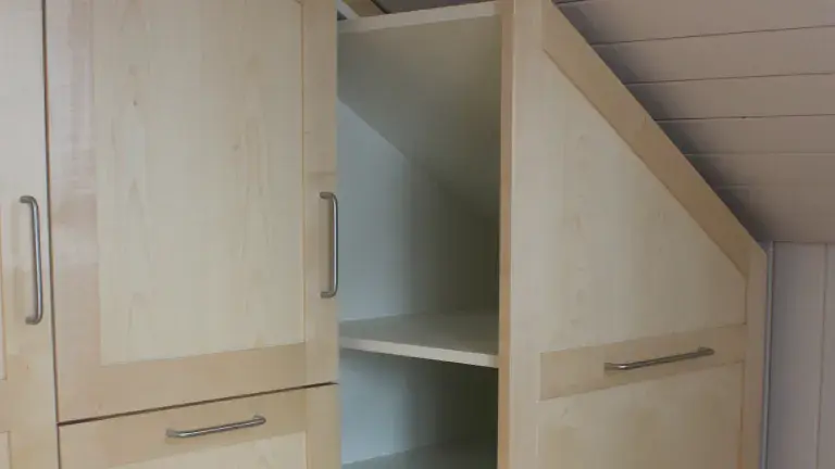 Schrank im Dachgeschoss