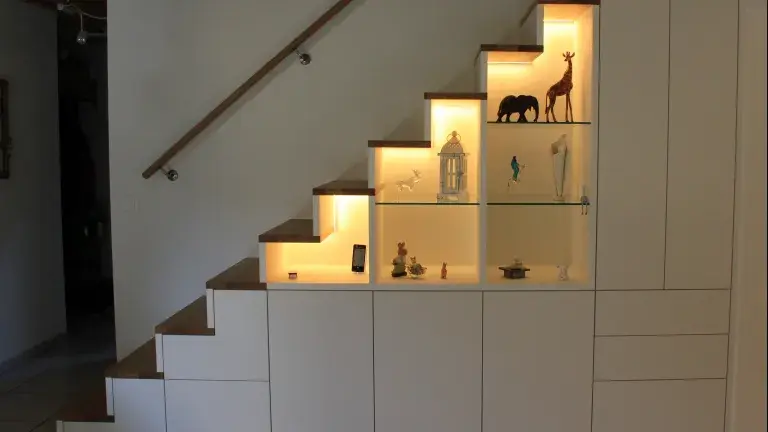 Schrank unter einer Treppe