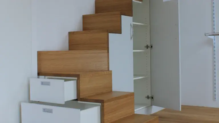 Schrank mit Treppe