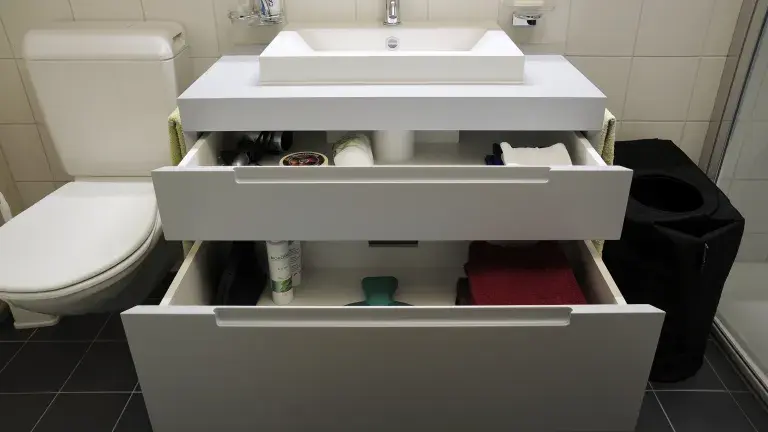 Schubladenmöbel mit eingefrästen Griffleisten