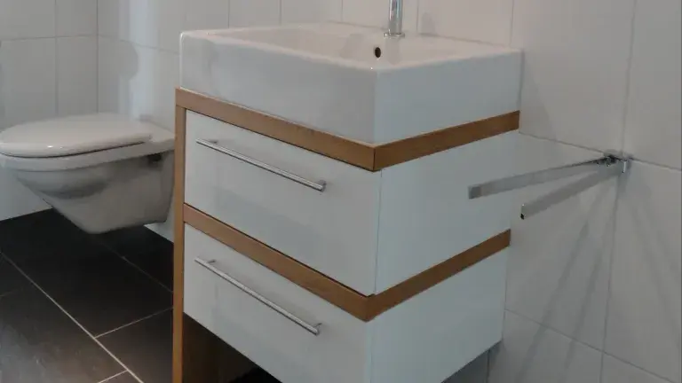 Schubladenmöbel mit Aufsatzbecken