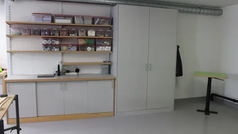 Büro mit Materialschrank